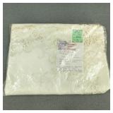 New VTG Embroidered Daisy Cut Out Tablecloth