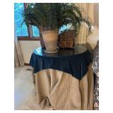 Round table, planters
