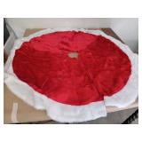 CHRISTMAS TREE SKIRT APPROX 43' CHRISTMAS TREE SKIRT APPROX 43'