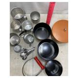 Vtg Nesting snack bowls & Measuring Utensils