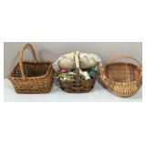 Pretty Baskets/ Small Vtg Sewing Basket