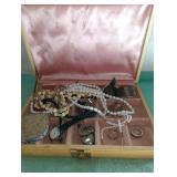 Vintage jewelry box / jewelry