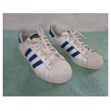 Adidas Superstar tennis shoes