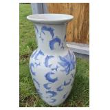 VINTAGE CHINESE PORCELAIN VASE