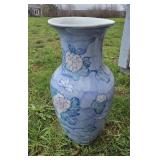 VINTAGE CHINESE PORCELAIN VASE
