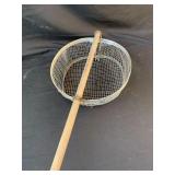 Heavy duty mesh strainer 13.5x13.5 with wooden