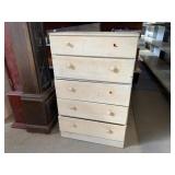 5 Drawer Dresser missing knobs 26.5Wx41.5Hx15D