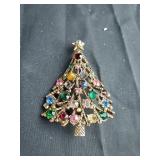 Vintage rhinestone Christmas tree broach. Corner