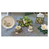 Magnolia decor. Includes table light, plate-that