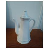 Colonial porcelain tea pot with lid 6 x 13
