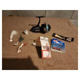Sportfisher 5100 fishing reel and lures, hooks