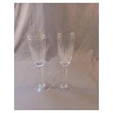 Set of 2 crystal gold rim wine glasses