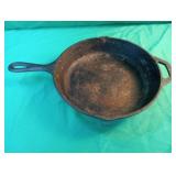 Lodge cast iron skillet 10"