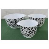 Plastic black and white mixing bowls