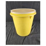 Vtg yellow tupperware container