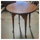 Round 4-leg table 22"Roundx26"T