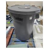 Huskee 32 gall Plastic trash bin with Lid