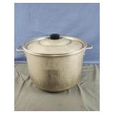 Wear Ever aluminum 12 qts pot with lid. No. 2212