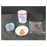 Pineapple design bowl, strawberry plastic cut