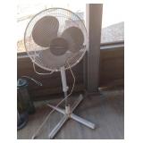 Duracraft 16" pedestal fan up to 45" tall