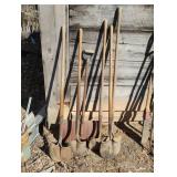 Shovels and a snow shovel. 6 total