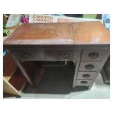 Vintage De Luxe Universal Sewing Machine 34x30x17