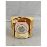 Vintage Lady Sunbeam electric razor. Powers on Vintage Lady Sunbeam electric razor. Powers on