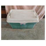 Rubbermaid 28 gal tote with lid