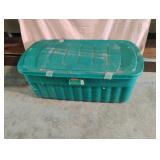Rubbermaid 50 gal tote with lid