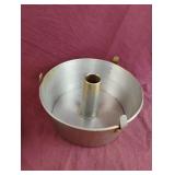 Bundt cake pan