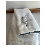 Pore Enrichment Heating Blanket - Sherpa Inside