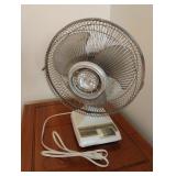 Windmere 12" oscillating desk fan. Powers on