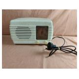 1947 Plaskon Federal 1040TB radio. Powers on. For