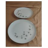 Creative fine China 1014 dinner plates. 9"