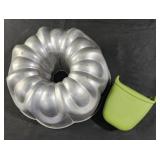 Vtg west bend bundt cake pan and silicone oven
