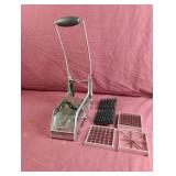 Sur la table French fry cutter with accessories