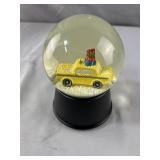 Taxi Snowglobe 2021 - Plays Carol