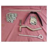 Short chain and metal pieces