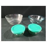 Pyrex bowls, 2 mini bowls with lids