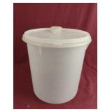Vintage Tupperware canister with Seal pour spout