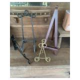 Picture stands & hangers