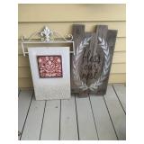 2 decorative wall hangings