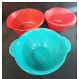 Plastic bowls and strainer