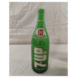 7UP 32 fl oz green glass bottle