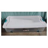 Under the bed latching box 56 qt on wheels