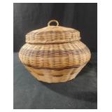 Basket with a lid