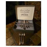 Oneida Seaward flatware set