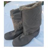 Chromatics Size 8. Tan snow boots