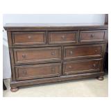 Dresser w/ 7 Drawers