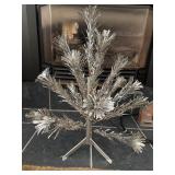 The sparkler pom-pom aluminum Christmas tree